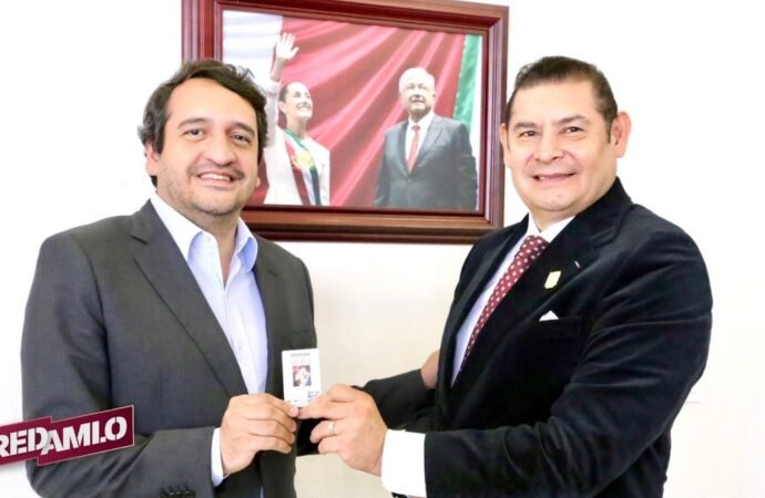Hijo de AMLO entrega credencial de afiliación a Morena al gobernador Alejandro Armenta