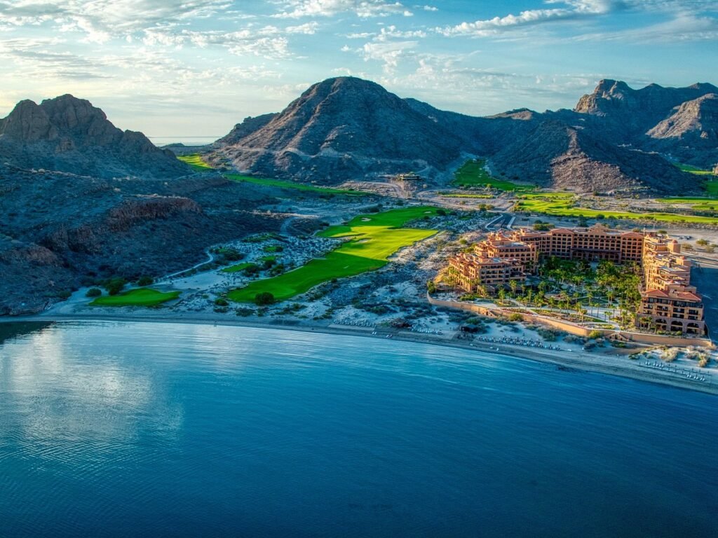 ### **Loreto, Baja California Sur: Un Paraíso Natural con Historia y Aventura** Ubicado en el corazón del Mar de Cortés, **Loreto, Baja California Sur**, es un destino que combina historia, naturaleza y aventura en un solo lugar. Este Pueblo Mágico es ideal para quienes buscan tranquilidad, paisajes espectaculares y actividades al aire libre. #### **Un destino con historia** Loreto es considerado la cuna de la civilización en la península de Baja California. Fue la primera capital de las Californias y hogar de la **Misión de Nuestra Señora de Loreto**, fundada en 1697. Este sitio histórico es el punto de partida del famoso Camino Real Misionero, una ruta que conecta antiguas misiones de la región. #### **Belleza natural y aventura** El principal atractivo de Loreto es el **Parque Nacional Bahía de Loreto**, un área protegida con aguas cristalinas, donde se pueden admirar delfines, lobos marinos y ballenas en temporada. Además, es un destino ideal para practicar **buceo, kayak y pesca deportiva**. Para los amantes del senderismo, la Sierra de la Giganta ofrece rutas espectaculares con vistas panorámicas y una conexión única con la naturaleza. #### **Gastronomía con sabor a mar** La cocina de Loreto está influenciada por los productos frescos del mar. Aquí podrás disfrutar de platillos típicos como **tacos de pescado, almejas chocolatas y la tradicional langosta**, siempre acompañados de una vista inigualable. #### **¿Por qué visitar Loreto?** Loreto es perfecto para quienes buscan una escapada relajante con un toque de historia y aventura. Ya sea explorando sus calles coloniales, navegando por sus aguas o disfrutando de su gastronomía, este Pueblo Mágico promete una experiencia inolvidable. 📍 **¿Listo para descubrir Loreto?** No te pierdas la oportunidad de conocer este rincón espectacular de México. 🌊🏝️